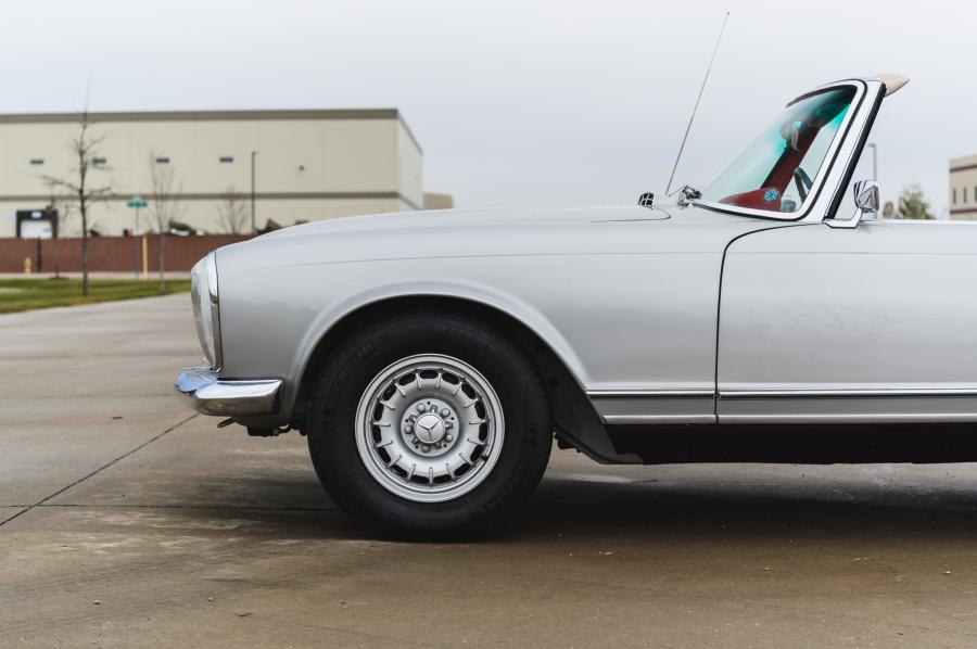 Детали экстерьера Mercedes-Benz 280 SL (W113) 1969 года  (EU) (фото 23 из 141)